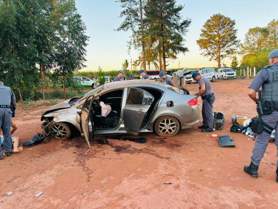 Foto 2 de 8 — Dupla é presa com 96 tijolos de maconha na vicinal Nelson Barbieri em Gavião Peixoto